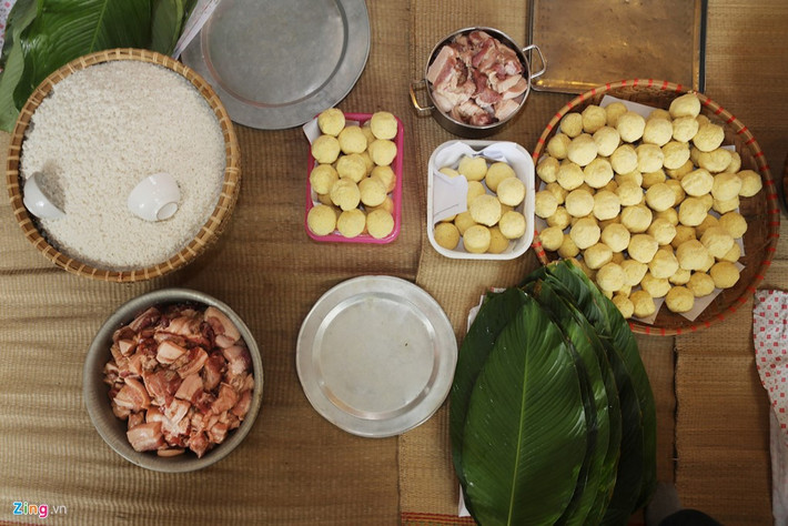 Công việc sửa soạn hoàn tất với lá dong xếp ngay ngắn, đỗ đã được nắm tròn, thịt lợn rửa sạch sẽ cắt miếng chờ các thành viên chung tay gói.