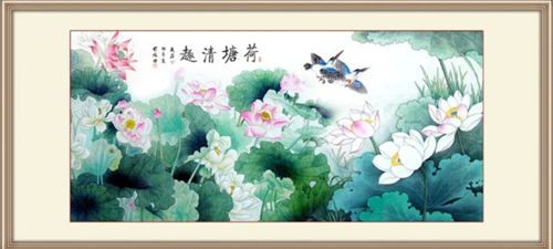 Tranh hoa sen Hoa sen thể hiện tấm lòng trong sạch và trung thực của con người. Ngoài ra, nó còn mang ý nghĩa hạnh phúc và tốt đẹp. Vì vậy, bức tranh hoa sen cũng rất tốt cho gia chủ khi được treo trong phòng khách.