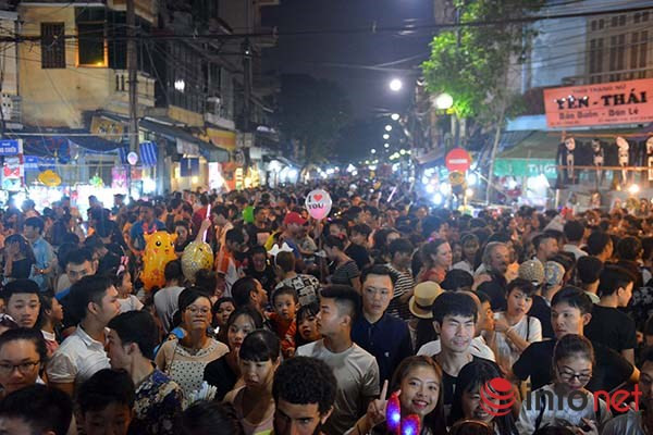 Đến 23h, lượng người tại khu vực phố cổ Hà Nội vẫn chưa hề giảm, nhiều trẻ em được cõng nhưng vẫn tỏ ra mệt mỏi và khóc trên vai bố mẹ.