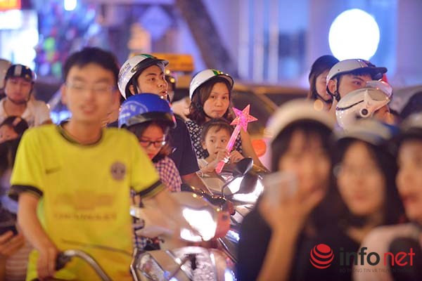 Tuy nhiên, do lượng người đổ về quá lớn khiến phố cổ Hà Nội và các tuyến phố xung quanh bị ùn tắc nghiêm trọng.