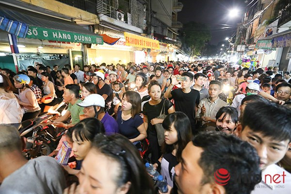 Tối qua (15/9), người dân Hà Nội đã đổ ra đường để đi chơi Tết Trung Thu.