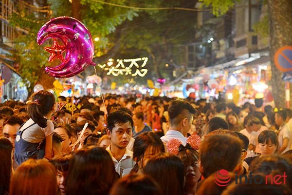 Bên trong phố cổ, đặc biệt là các tuyến phố Hàng Mã, Hàng Lược, Lương Văn Can… luôn chật cứng người.