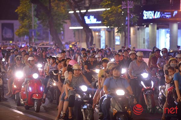 Theo quan sát của phóng viên Infonet, tại các tuyến đường như Hàng Bài, Bà Triệu, Đinh Tiên Hoàng… các phương tiện gặp rất nhiều khó khăn khi di chuyển.