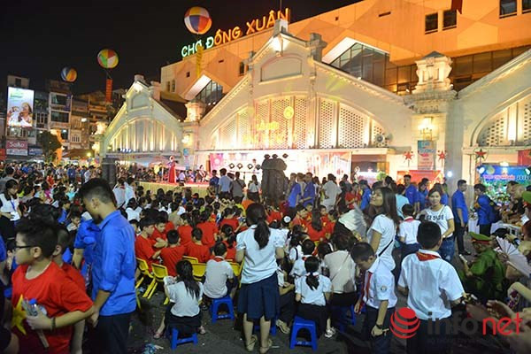 Khu vực thu hút mọi người nhất vẫn là phố cổ Hà Nội với nhiều hoạt động truyền thống, mang đậm bản sắc của một Tết Trung thu cổ truyền.