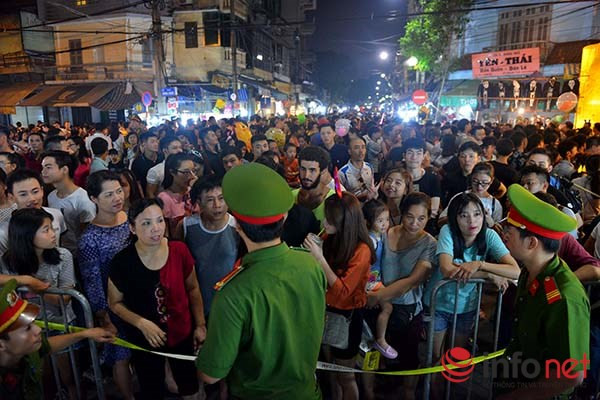 Lực lượng chức năng đã phải rất vất vả để điều hành "biển người" di chuyển.
