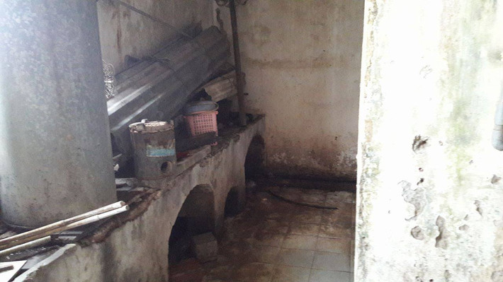 Một khu nhà tập thể có 4 tầng, trừ tầng 1 ra thì 3 tầng còn lại đều để ở. Cứ 1 tầng tối tăm, ẩm thấp có sẽ 12 phòng tầm 12-25 m2 chung nhau 1 khu vệ sinh cũ nát, bẩn thỉu.