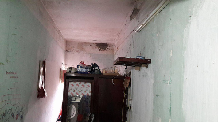 Tường nhà loang lổ trong căn phòng 12m2.