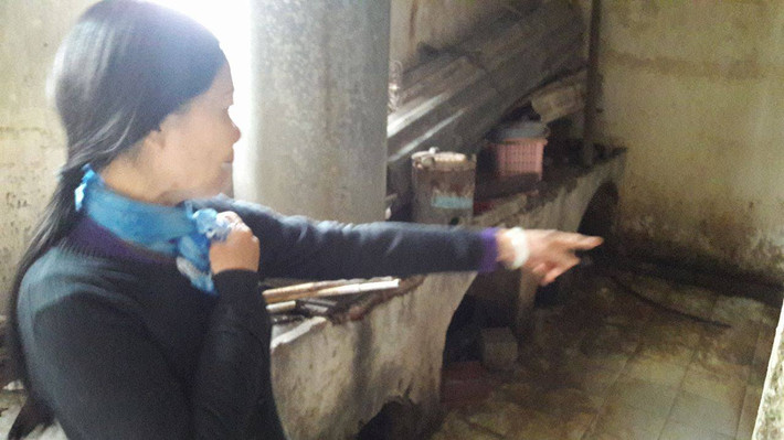 Vì là nhà vệ sinh công cộng nên ý thức của người dân khá kém trong việc giữ gìn vệ sinh chung, khu phụ ở đây ẩm thấp, nhớp nhúa nhìn không khác chuồng gà, chuồng lợn.