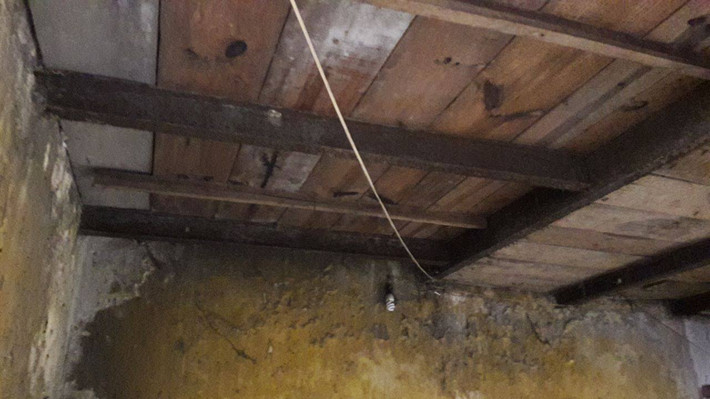 Ngay tại hành lang ở mỗi tầng người dân đều tận dụng tối đa hết mức có thể để làm thêm gác xép.