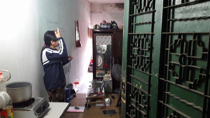 Căn hộ 12m2 chật chội bí bách của một hộ dân tại khu tập thể cũ nát nhà A1 Giảng Võ