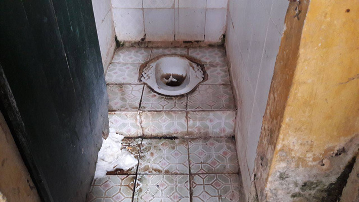 Chưa đến gần khu công trình phụ nhưng mùi hôi thối, khai nồng đã bốc lên, ấy vậy mà tính trung bình hằng ngày 40 con người ở mỗi tầng đều phải sinh hoạt ở khu phụ công cộng xuống cấp trầm trọng này.