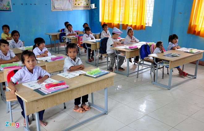 Sau hai năm vận động, Ban giám hiệu Trường tiểu học Sơn Ba (huyện vùng cao Sơn Hà) đã thuyết phục vợ chồng ông Đinh Văn An (ngụ thôn Gò Da) cho con trai Đinh Văn K'Rễ (8 tuổi) nặng hơn 3 kg đến trường học lớp 1 từ tháng 9 đến nay.