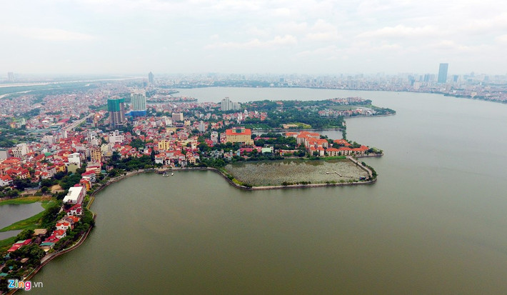 Lịch sử ghi nhận hồ Tây là hồ ngoại sinh, có dạng lòng chảo, là một đoạn của sông Hồng xưa ngưng đọng lại sau khi sông đổi dòng chảy.
