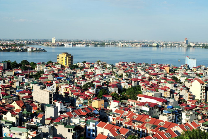 Hồ Tây có diện tích hơn 500 ha, chu vi 18 km, nằm ở vị trí phía tây bắc của trung tâm Hà Nội.