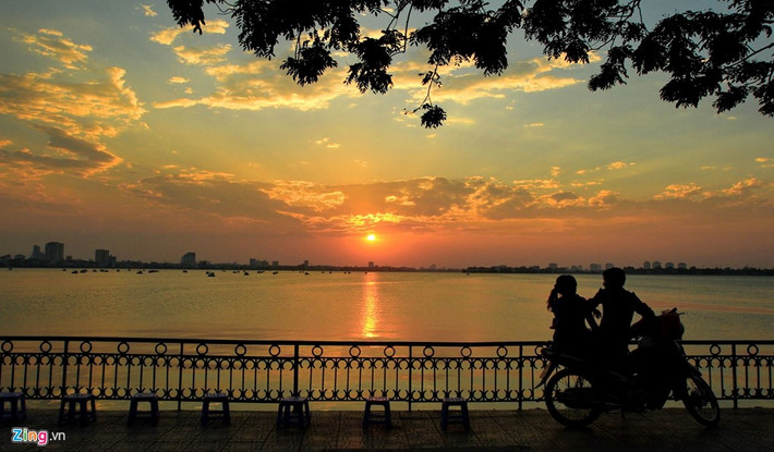 Ở vào thời Hai Bà Trưng, bến này thông với sông Hồng. Bao bọc quanh hồ là rừng cây gồm nhiều loại thực vật chính như tre ngà, bàng, lim, lau sậy, gỗ tầm... cùng một số loài thú quý hiếm sinh tồn.