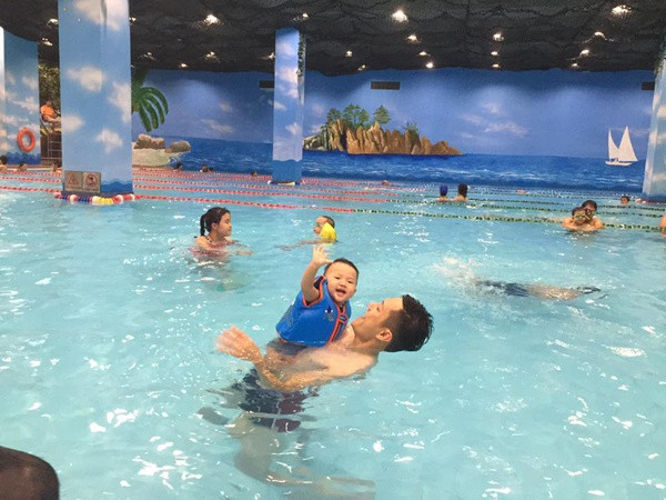 Khoảnh khắc hạnh phúc của Chí Nhân khi cho con trai tập bơi.