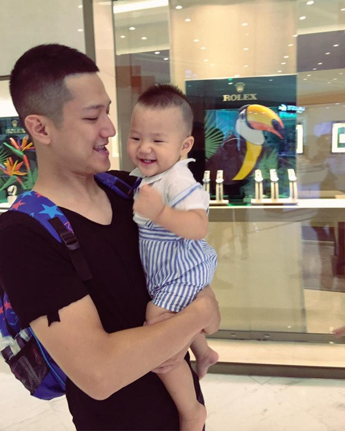 Mỗi lần đoàn tụ với con trai, Chí Nhân lại chia sẻ hình ảnh tình cảm của hai cha con trên trang cá nhân. Anh viết rằng: "Ngăn sông cách núi chứ ai đành chia rẽ tình cha. Con trai cố lên, dù có thế nào, bố luôn là điểm tựa của Be".