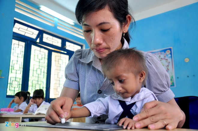 Nhiều lần, các giáo viên về làng vận động gia đình ông An đưa bé K'Rễ đến Trường tiểu học Sơn Ba kiểm tra, làm quen môi trường học tập. Đến đầu năm học mới 2016, ông mới đưa con trai đến ở nội trú, chính thức vào học lớp 1.