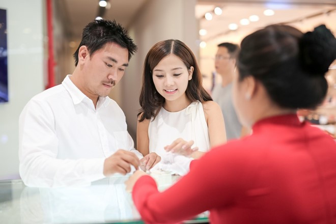 Cả hai đều là trụ cột gia đình nên họ dễ đồng cảm với nhau. Khánh Hiền chưa từng kể về gia cảnh với James Ngô, chính anh tự tìm hiểu về quá khứ chịu nhiều thiệt thòi của bạn gái. Cô đi làm từ năm 13 tuổi, 15 tuổi phải trải qua nhiều nghề để kiếm tiền nuôi gia đình.