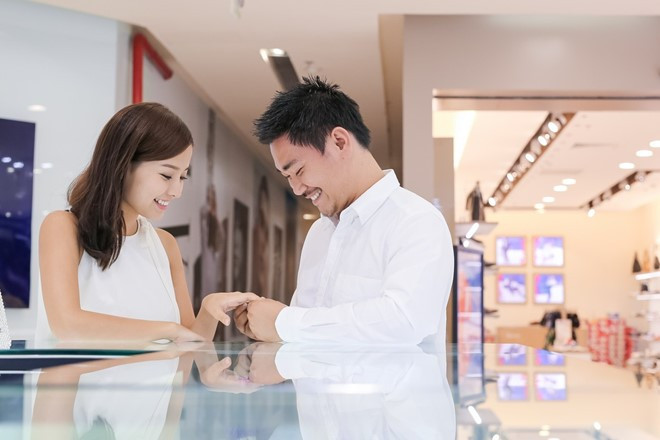Sau buổi chụp ảnh cưới, James Ngô đưa Khánh Hiền đi chọn nhẫn. Cặp đôi không giấu được niềm vui khi đeo nhẫn cho nhau.