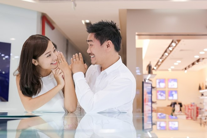 Khánh Hiền thích sự hài hước, chân thành ở chồng sắp cưới. Theo cô, cả hai hiểu nhau đến mức chỉ cần nhìn vào mắt có thể hiểu người kia đang nghĩ gì và muốn nói gì.