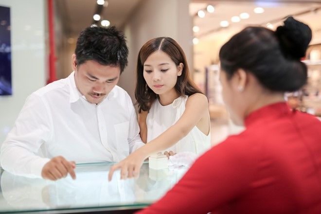 Sau khi nhận lời cầu hôn, nữ diễn viên Khánh Hiền cùng nhà quay phim của Taxi, em tên gì? thực hiện bộ ảnh cưới tại Đà Lạt và các điểm du lịch ở TP.HCM. Nhận xét về hôn phu, nữ diễn viên khen anh là người chu đáo, tâm lý và tận tình.
