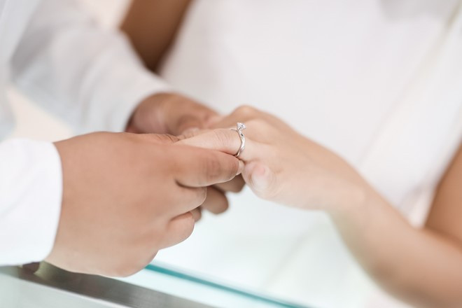Khánh Hiền tiết lộ cô và mẹ chồng khá hợp nhau. Ngay từ lần đầu gặp gỡ, bà đã hối thúc con trai sớm lập gia đình với cô. Diễn viên sinh năm 1990 chưa từng sang Mỹ thăm gia đình chồng.