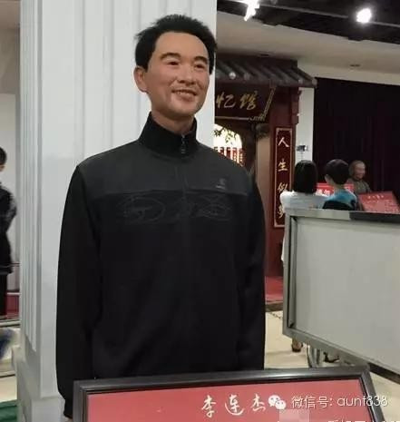 Lý Liên Kiệt tiết lộ hai con đã khóc òa khi thấy tượng sáp của bố tại hội chợ ở Tứ Xuyên. Ông hoàng võ thuật Trung Hoa không giấu sự khó chịu: "Tôi thắc mắc tại sao họ gán tên tôi vào một bức tượng lạ lẫm, đây là hành vi lợi dụng tên tuổi của người khác gây chú ý".