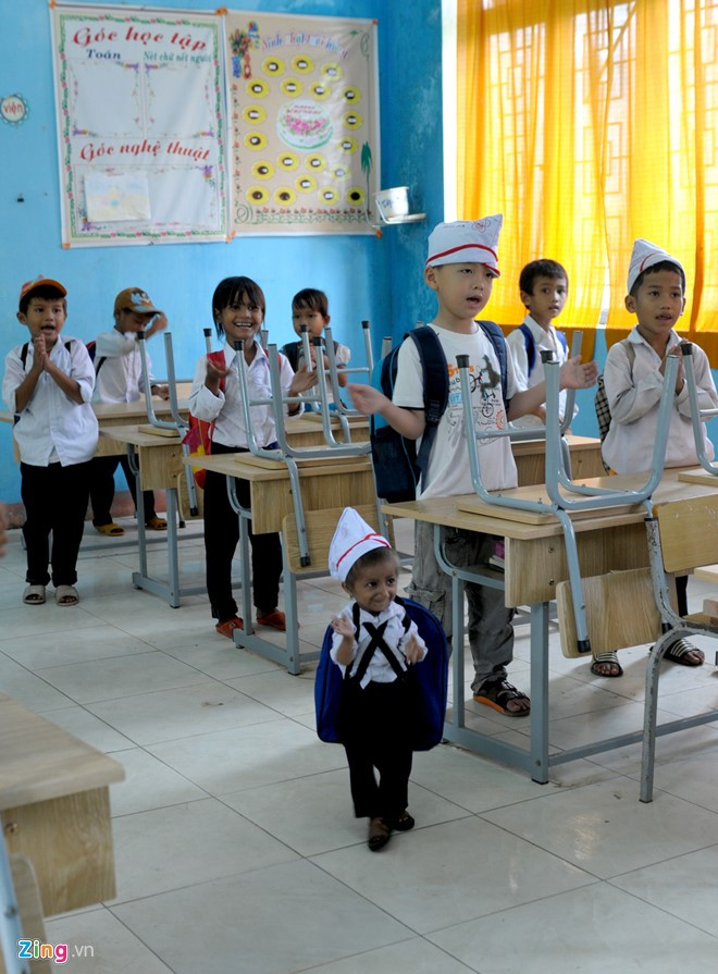 Giờ tan học, K'Rễ vỗ tay cùng các bạn chào cô giáo. Theo thầy Cương, trường đã đặt may một số bộ đồng phục quần xanh, áo trắng, mũ và bốn đôi giày da phù hợp đôi bàn chân bé xíu của em.
