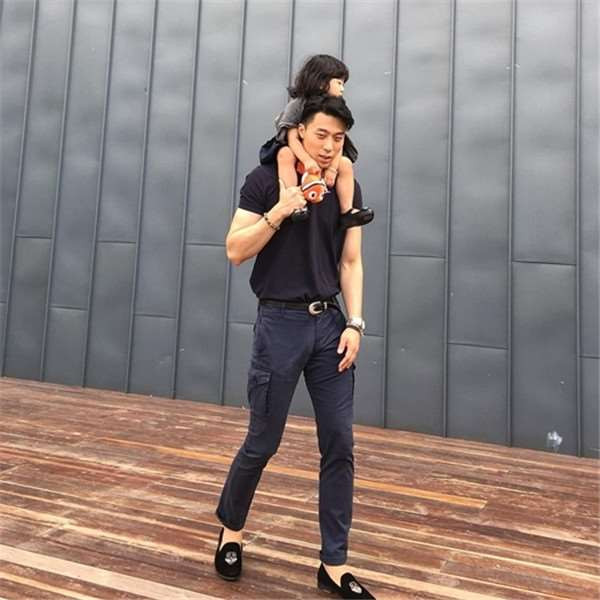 John Wayne Kim gây "sốt" khi đăng tải những bức ảnh chụp cùng con gái mình.