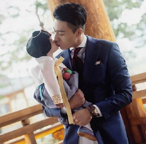 Thời gian gần đây, những hình ảnh siêu ấm áp của một cặp bố và con gái đã gây sốt trên cộng đồng mạng Hàn Quốc và được chia sẻ nhiều trên mạng xã hội weibo. Ông bố cao gần 2m và cực điển trai này tên là John Wayne Kim, làm người mẫu tại Hàn Quốc. Anh sinh năm 1992 và cao 1,92m. Với chiều cao lý tưởng này, khi đứng bên cạnh cô con gái bé bỏng - Ji Ahn, họ đã tạo nên một sự đối lập vô cùng đáng yêu.