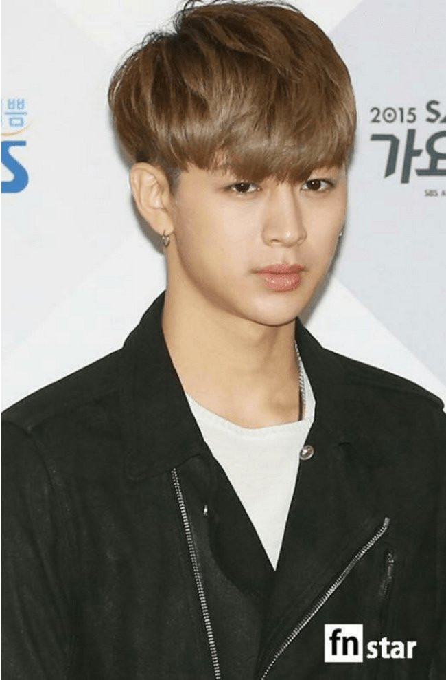 Song Yoon Hyung nhóm iKON sinh năm 1995, là thành viên thứ 5 trong nhóm. Anh chàng nhóm máu A này sở hữu tỷ lệ gương mặt chuẩn theo đánh giá của các chuyên gia thẩm mỹ. Cư dân mạng Hàn đánh giá, Yoon Hyung là ca sĩ thần tượng đẹp nhất trong số 9 "hoàng tử" K-Pop do fan bình chọn.