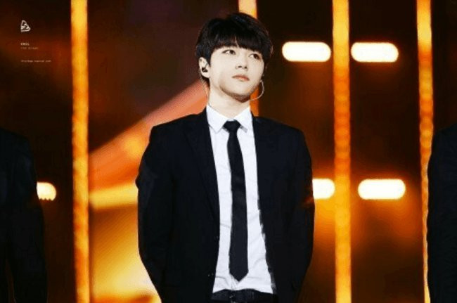 L của Infinite mang vẻ đẹp ngây thơ dễ dàng chiếm lấy trái tim của các fan nữ. Anh tên thật là Kim Myung Soo, từng có thời gian hẹn hò với "chocolate girl" Kim Do Yeon nhưng sau đó đã chia tay.