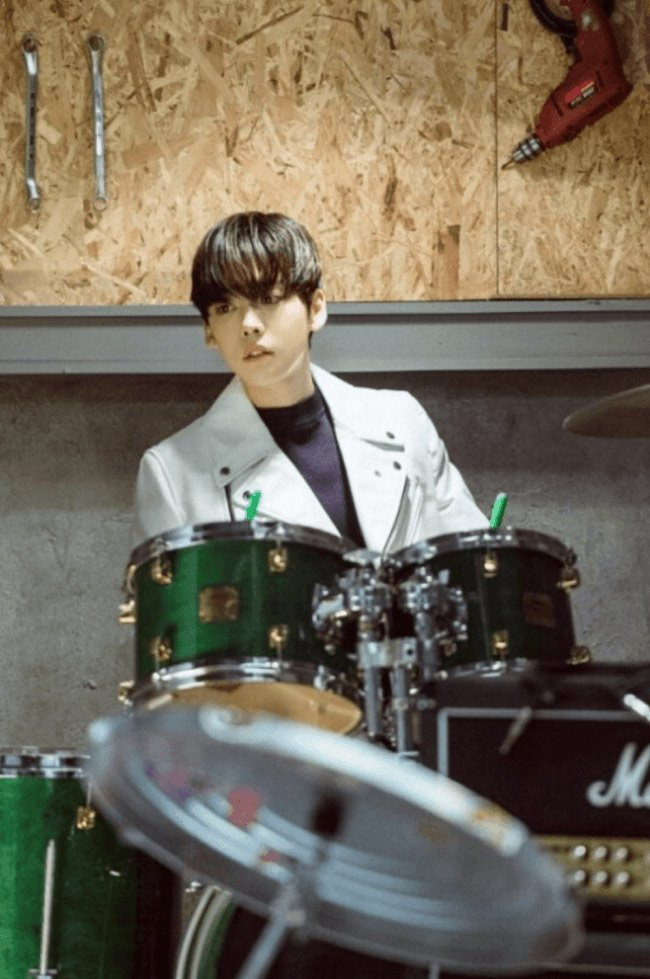 Kim Jin Woo nhóm WINNER sở hữu gương mặt điển trai và đôi mắt mơ màng như một chàng hoàng tử bước ra từ truyện cổ tích. Anh chàng còn có biệt tài giả gái khiến các fan vô cùng ngạc nhiên và thích thú.