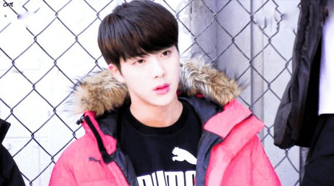 Jin của BTS mang nét đẹp giống như nhân vật trong truyện tranh Hàn Quốc. Từ tỷ lệ gương mặt đến ánh mắt bờ môi và kiểu tóc, Jin toát lên vẻ đẹp theo phong thái mơ màng và mang mác buồn.