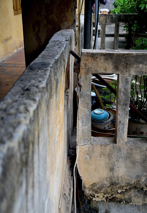 Tại khu vực lan can phía trước đã tách rời ra khỏi tòa nhà.