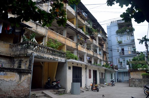 Chung cư nứt nghiêng A7 nằm trên phố Nguyễn Chính (phường Tân Mai, quận Hoàng Mai, TP Hà Nội), cao 5 tầng với gần 50 hộ dân sinh sống, nhưng chỉ có duy nhất một cầu thang bộ ở giữa và đang trong tình trạng xuống cấp nghiêm trọng.