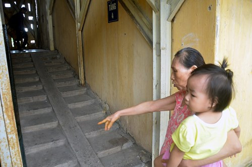 Theo bà Việt, trước đó các vết nứt nhỏ nhưng khoảng vài tháng nay trần nhà càng ngày càng nứt rộng, nước ngấm từ tầng 5 xuống bên dưới qua các khe nứt vào phòng khách và khu vực nhà vệ sinh, đồ đạc treo trên tường bị nghiêng hẳn ra phía sau.