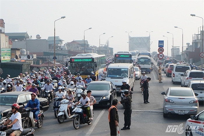 Từ 6h30 sáng 19/10 tại các nút giao thông thường xuyên xảy ra ùn tắc đã có thêm cảnh sát trật tự, cảnh sát cơ động tới điều tiết giao thông.