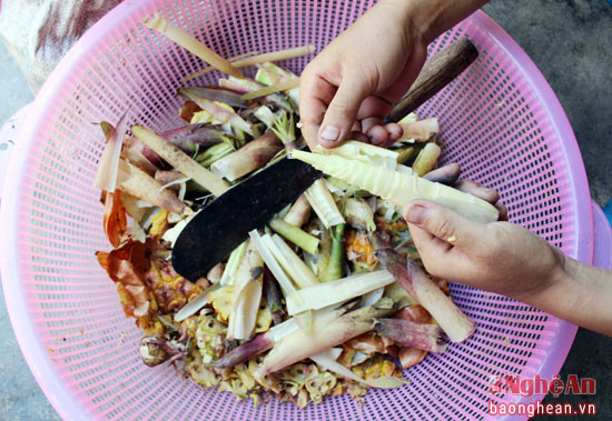 Đến khi chỉ còn lại những mầm trắng nõn bên trong, rửa sạch rồi cho vào nồi luộc sơ qua với một chút muối để giảm độ đắng.