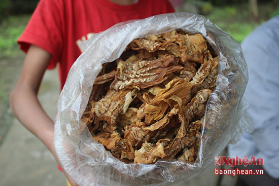 Hay măng nứa khô được bán với giá 250 nghìn đồng/kg.