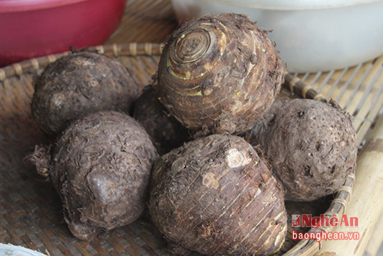Một mớ khoai môn được người dân trồng từ vườn nhà cũng được đem bày bán.