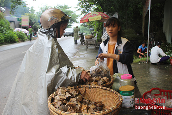 Ở xóm 3, Tường Sơn (Anh Sơn) bánh gai xứ dừa trở thành đặc sản được rất nhiều du khách mua về làm quà.