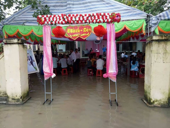 Đám cưới giữa mưa lũ nhưng không ngăn được tình yêu của đôi trẻ. Ảnh: FB