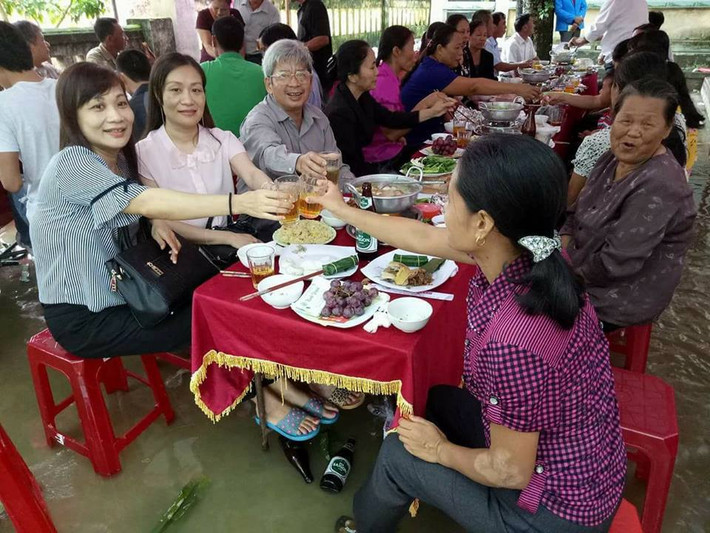 Đám cưới rất đông quan khách tham dự chúc phúc cho đôi uyên ương. Ảnh: FB