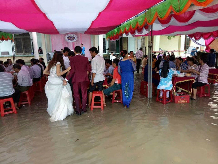 Cô dâu chú rể đến từng bàn tiệc cảm ơn quan khách. Ảnh: FB