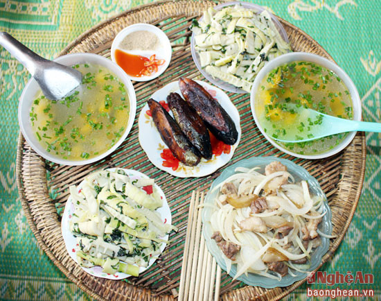 Măng đắng là món ăn không thể thiếu trong bữa cơm gia đình của bà con vùng cao xứ Nghệ. Tuy nhiên, cũng theo kinh nghiệm cho thấy đây là món ăn mà những người có bệnh đau dạ dày nên hạn chế dù lỡ "nghiện".