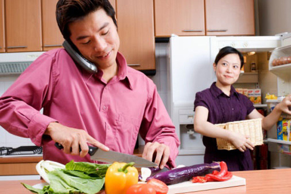 Công việc nhà phân chia ra sao? Nói chuyện rõ ràng và cùng chia sẻ công việc nhà ngay từ khi bắt đầu cuộc sống hôn nhân là điều rất tốt. Công việc nhà dồn hết về một phía sẽ vô cùng vất vả, lâu dần sẽ tạo thành áp lực và những cảm xúc tiêu cực, điều đó đương nhiên sẽ ảnh hưởng không ít tới tình cảm vợ chồng.