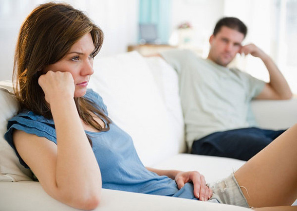 Vấn đề tôn giáo. Vấn đề niềm tin tôn giáo không phải là một vấn đề có thể giải quyết một cách đơn giản được. Trên thực tế đã có rất nhiều các cặp đôi đã và đang phải sống trong một cuộc hôn nhân bất hạnh, chỉ vì không thể thu hẹp được những bất đồng trong đời sống tín ngưỡng tôn giáo.