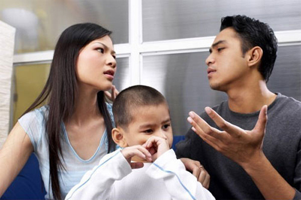 Khi còn là cặp vợ chồng mới cưới, rất có thể vấn đề về tín ngưỡng không có nhiều ảnh hưởng đến cuộc sống gia đình. Tuy nhiên khi đã có con, vấn đề giáo dục con cái liên quan nhiều tới vấn đề tôn giáo, tín ngưỡng, khiến cho những bất đồng trong đời sống tín ngưỡng ngày một nhiều hơn. Chính vì vậy, cần phải trao đổi nghiêm túc về vấn đề này trước khi kết hôn.